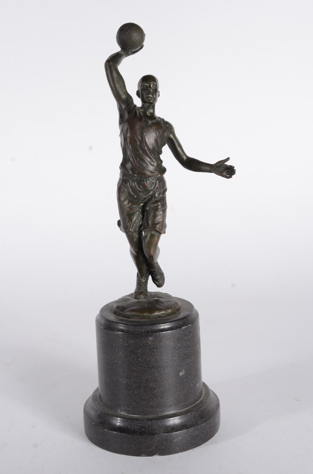 Estatueta de bronze representando jogador de basquete, base de... - foto 2 de 6