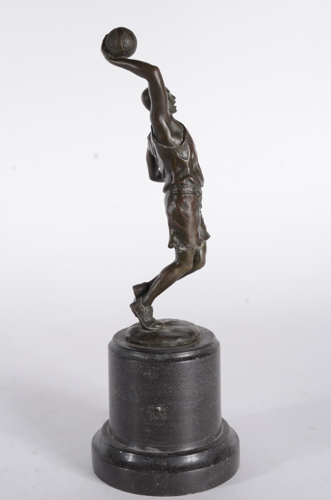 Estatueta de bronze representando jogador de basquete, base de... - foto 3 de 6