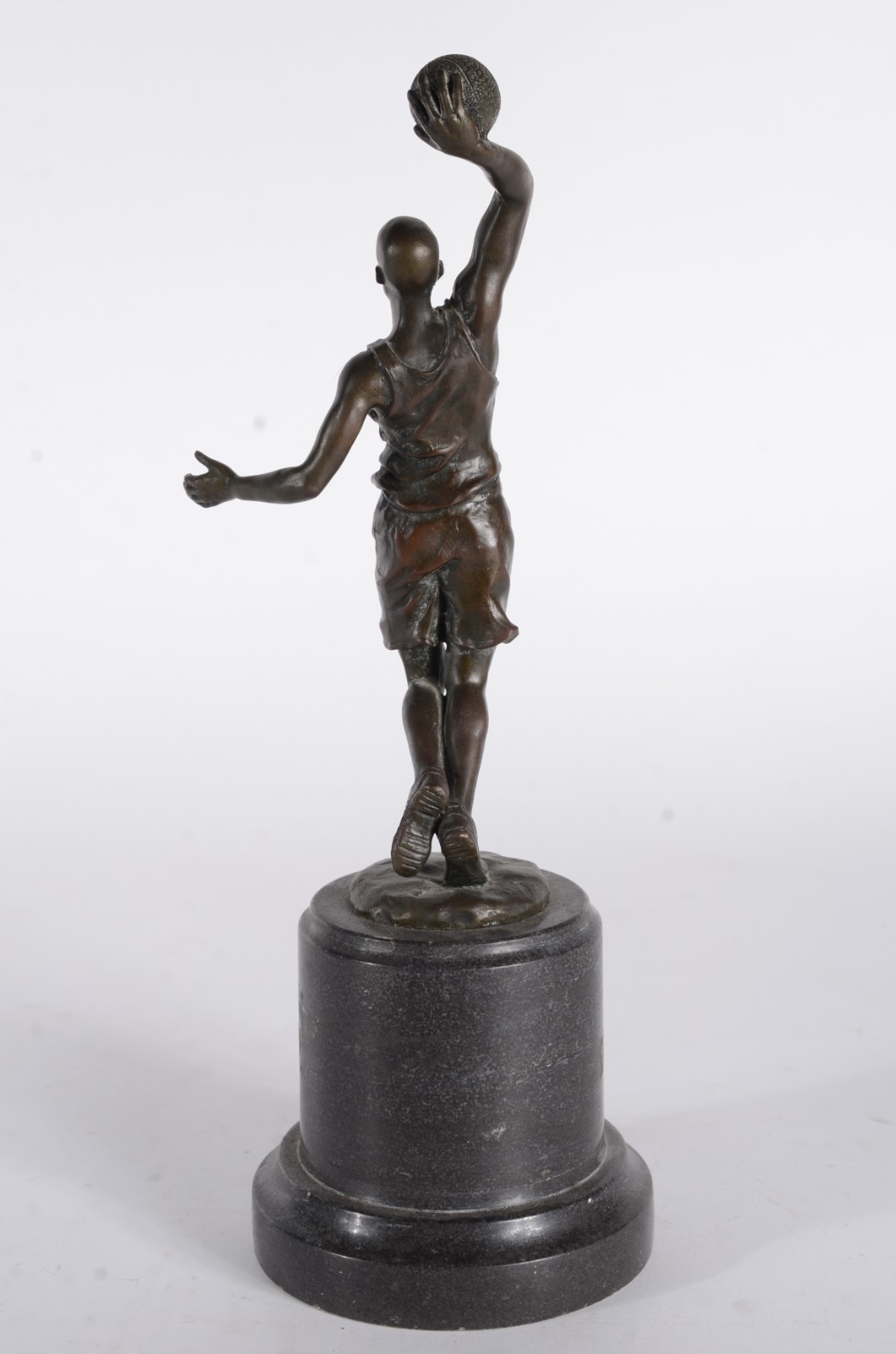 Estatueta de bronze representando jogador de basquete, base de... - foto 4 de 6