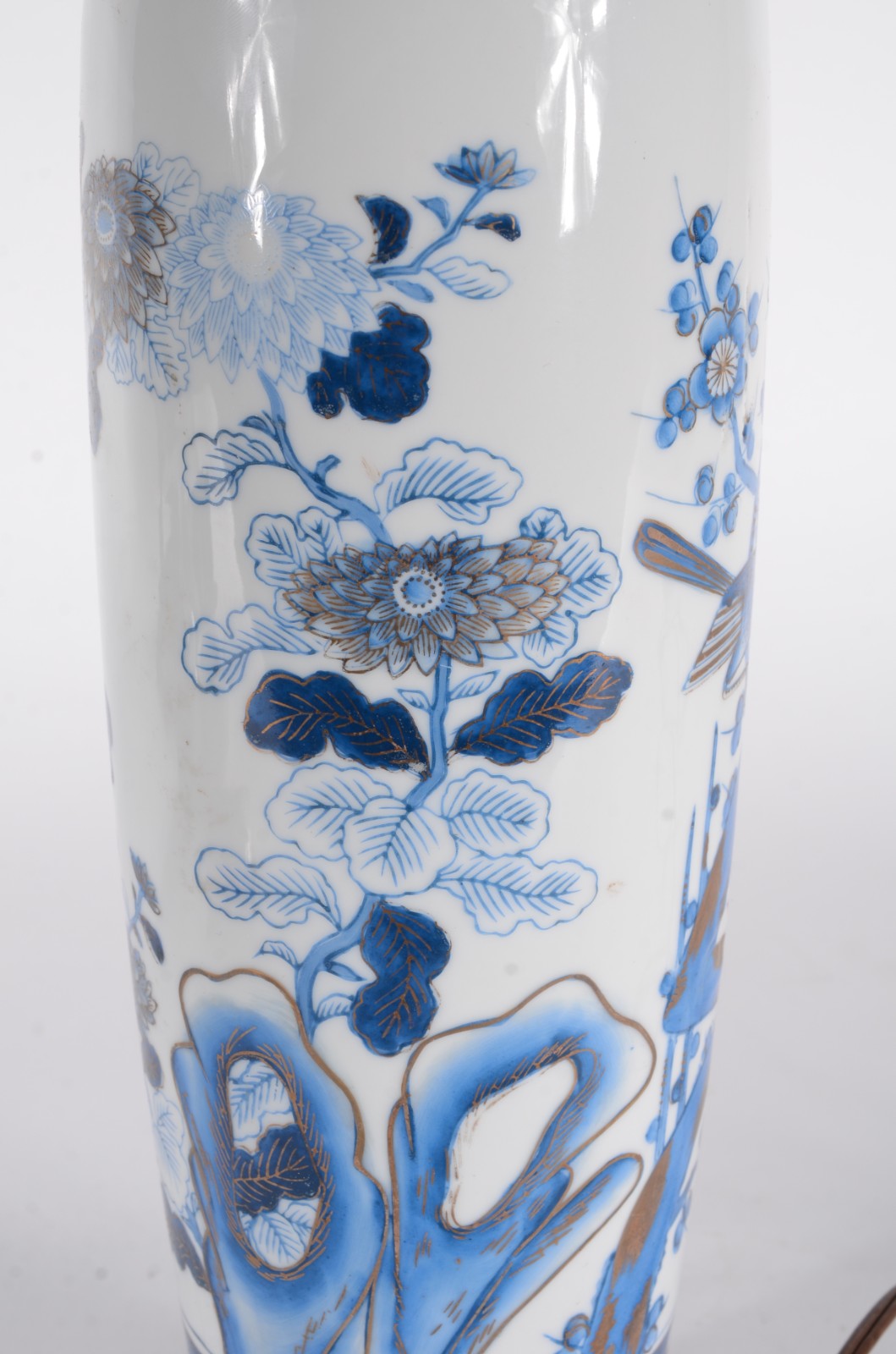 Abatjour de porcelana oriental, fundo branco com flores em tons de... - foto 2 de 7