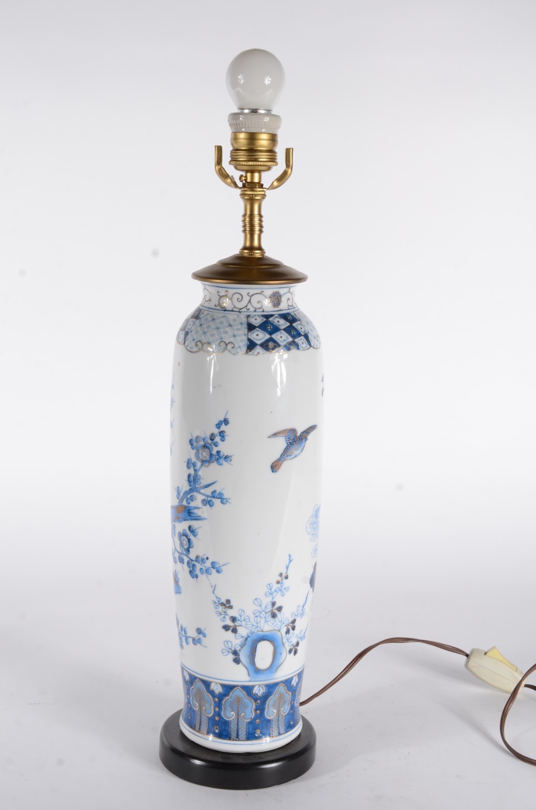 Abatjour de porcelana oriental, fundo branco com flores em tons de... - foto 4 de 7