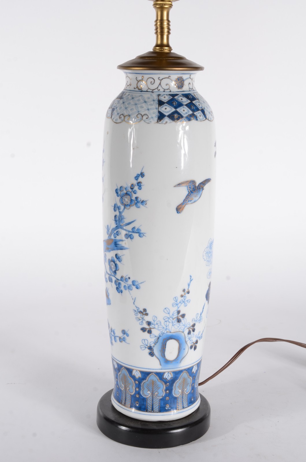 Abatjour de porcelana oriental, fundo branco com flores em tons de... - foto 5 de 7