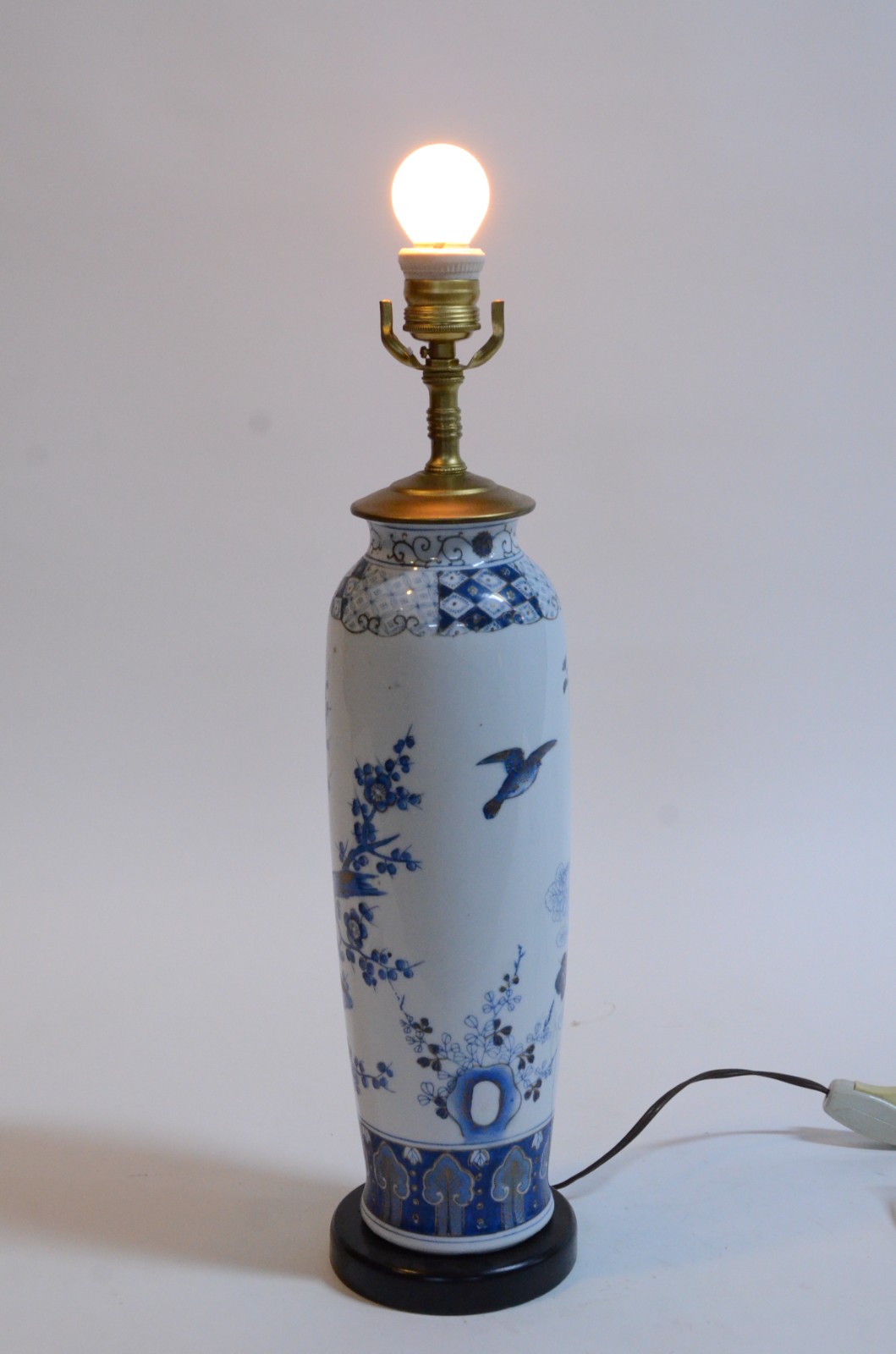 Abatjour de porcelana oriental, fundo branco com flores em tons de... - foto 6 de 7