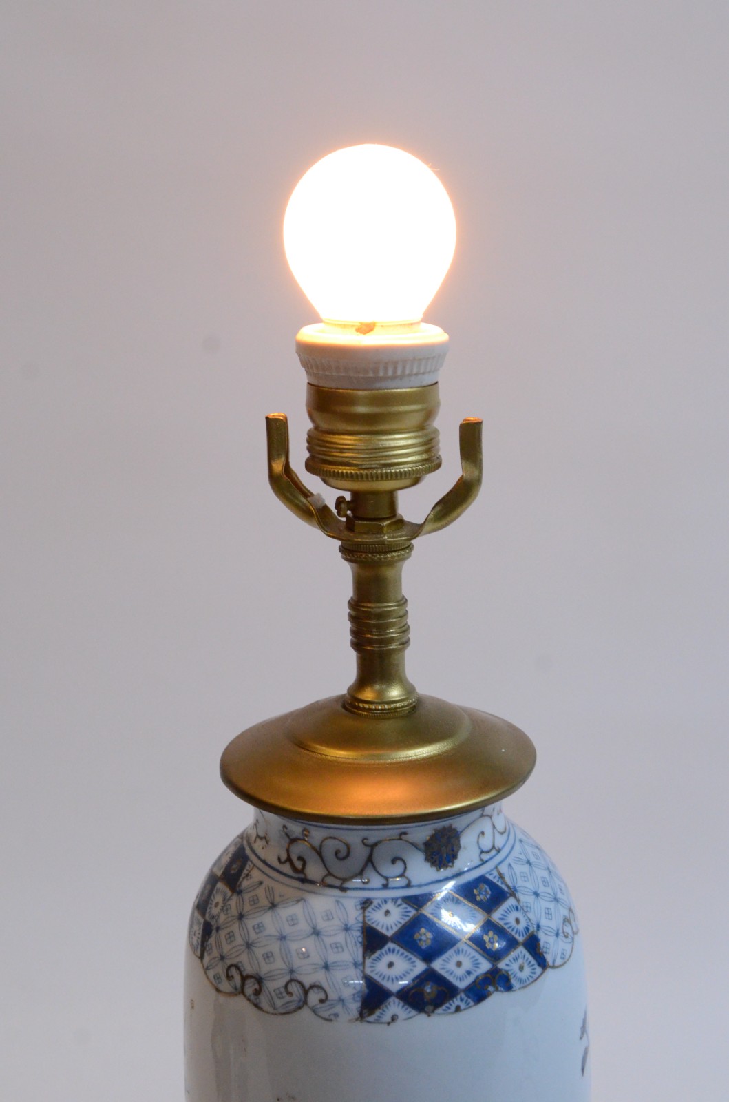 Abatjour de porcelana oriental, fundo branco com flores em tons de... - foto 7 de 7