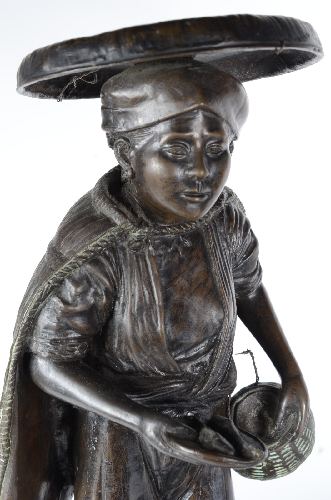 Par de esculturas de bronze chines representando figuras típicas. - foto 5 de 10