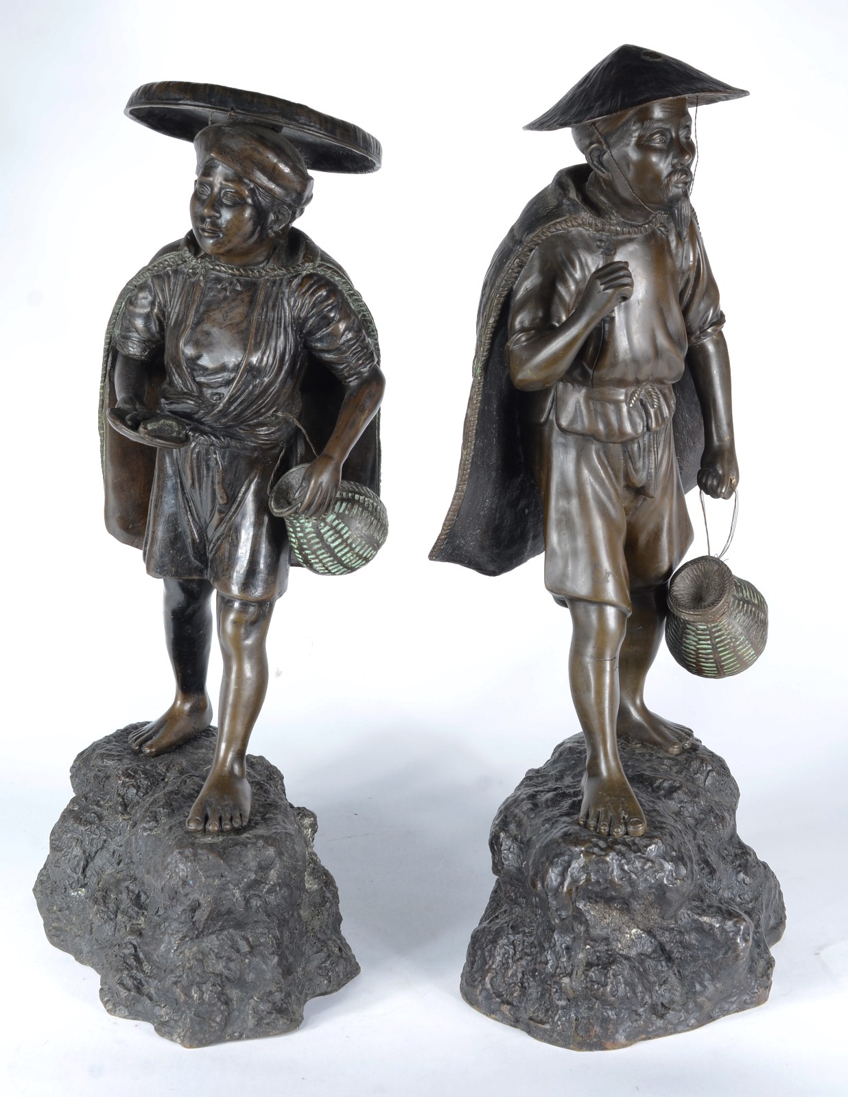 Par de esculturas de bronze chines representando figuras típicas. - foto 6 de 10