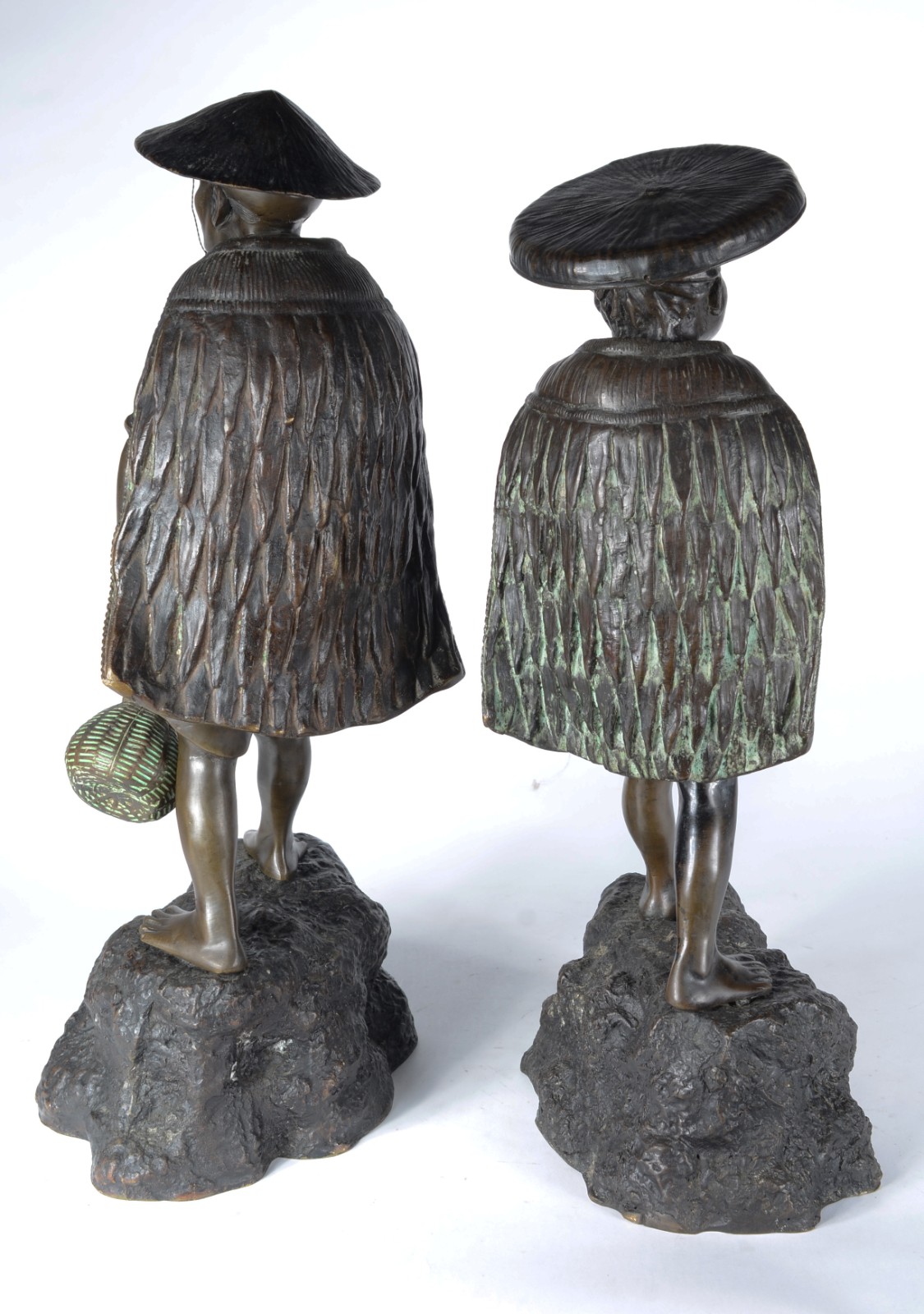 Par de esculturas de bronze chines representando figuras típicas. - foto 10 de 10