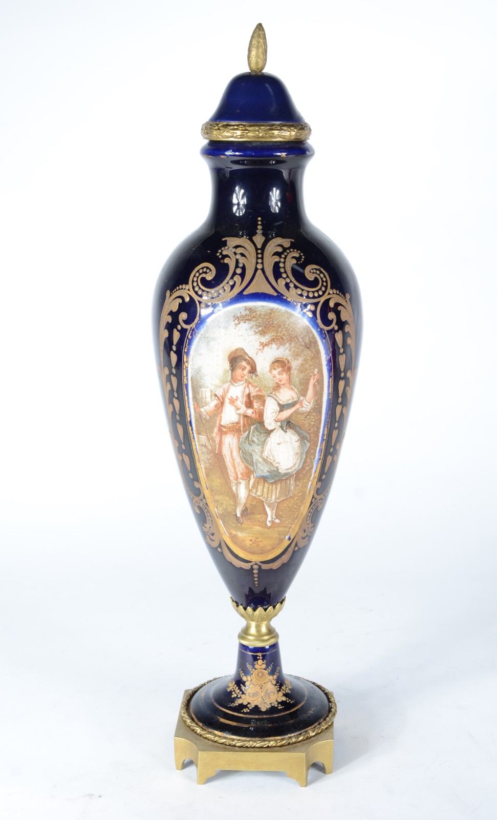Ânfora francesa de porcelana azul cobalto com cena romântica em... - foto 1 de 7