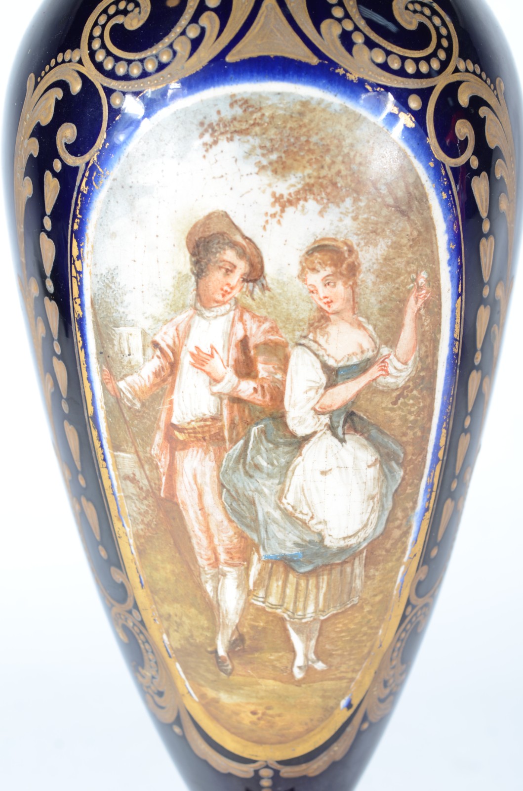Ânfora francesa de porcelana azul cobalto com cena romântica em... - foto 2 de 7
