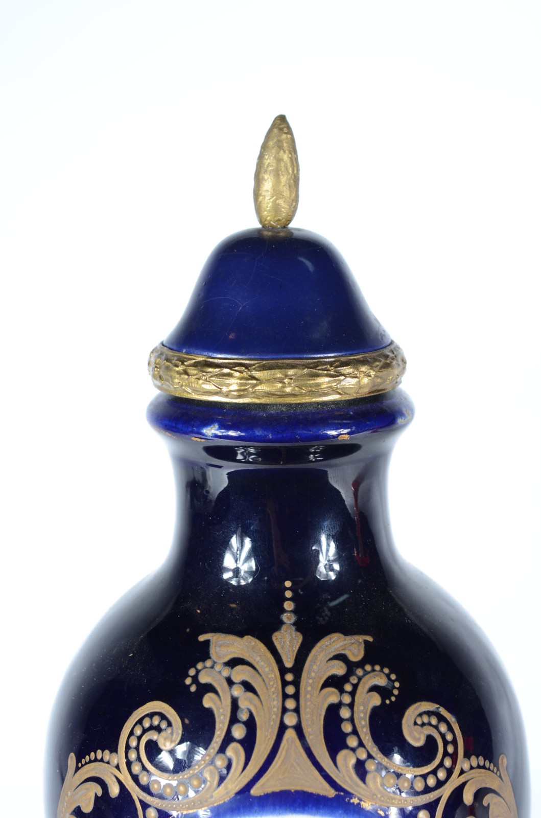 Ânfora francesa de porcelana azul cobalto com cena romântica em... - foto 3 de 7