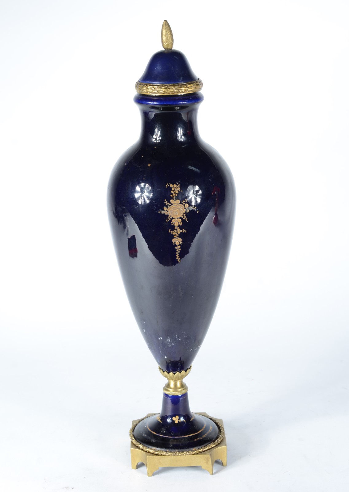 Ânfora francesa de porcelana azul cobalto com cena romântica em... - foto 4 de 7