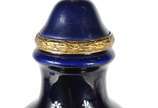 Ânfora francesa de porcelana azul cobalto com c... - Ânfora francesa de porcelana azul cobalto com cena romântica em policromia, guarnição de bronze. Tampa colada.