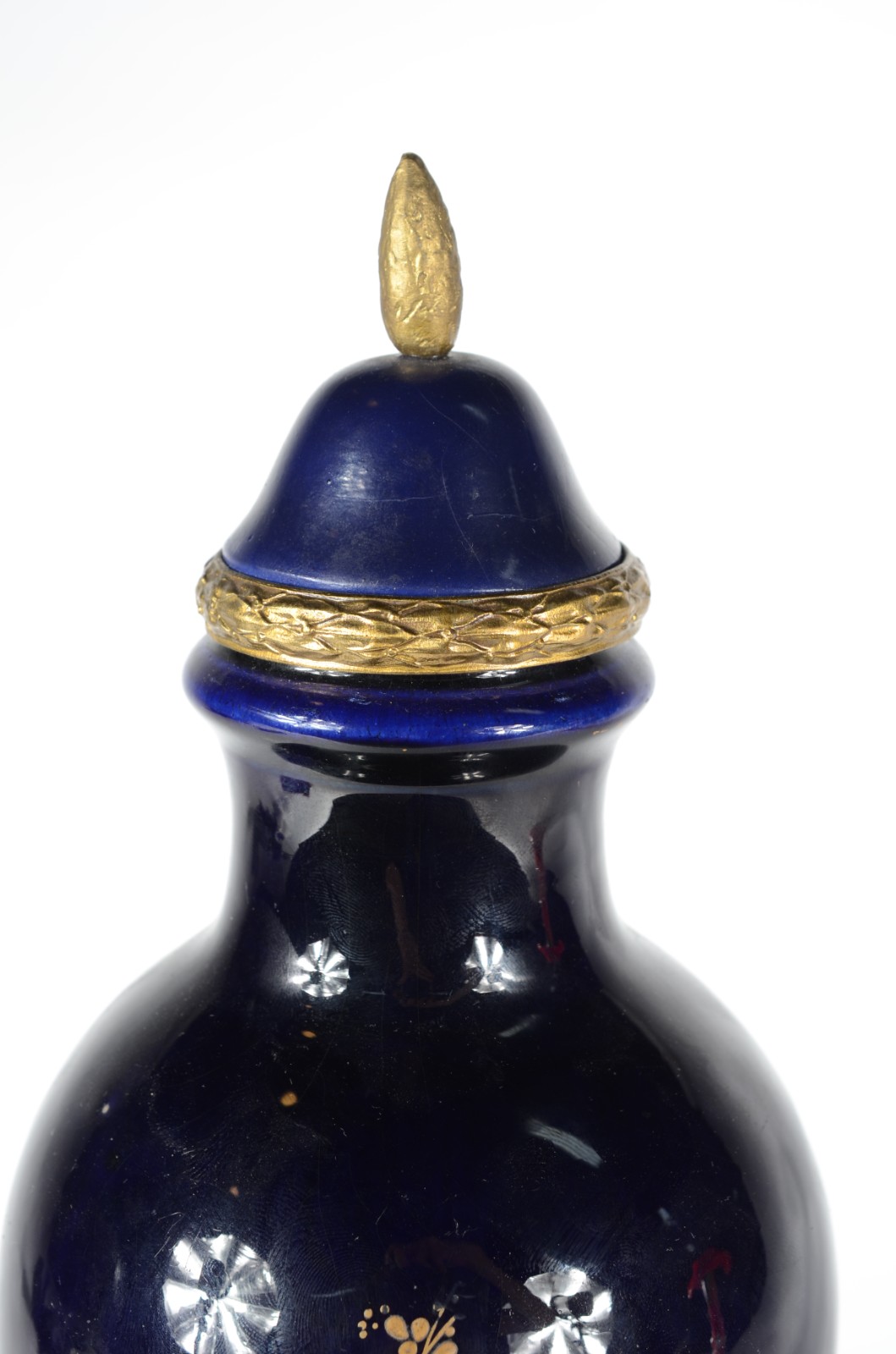Ânfora francesa de porcelana azul cobalto com cena romântica em... - foto 6 de 7