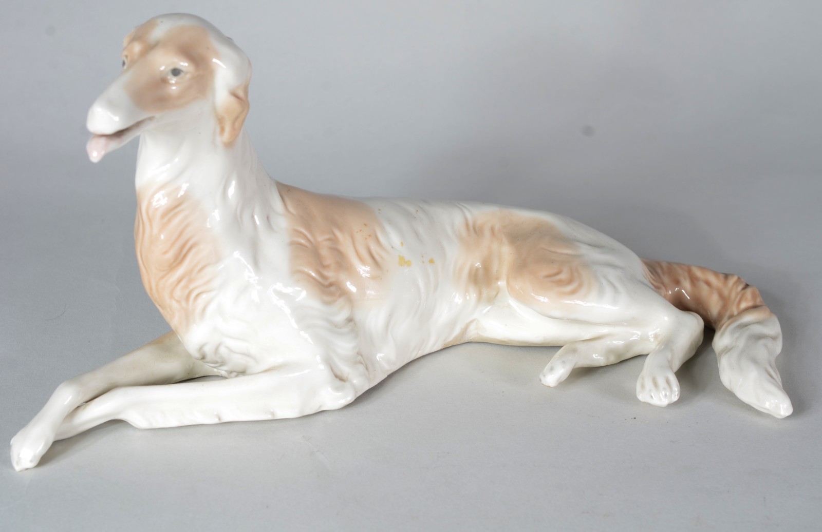 Estatueta de porcelana policromada representando cachorro. - foto 1 de 6