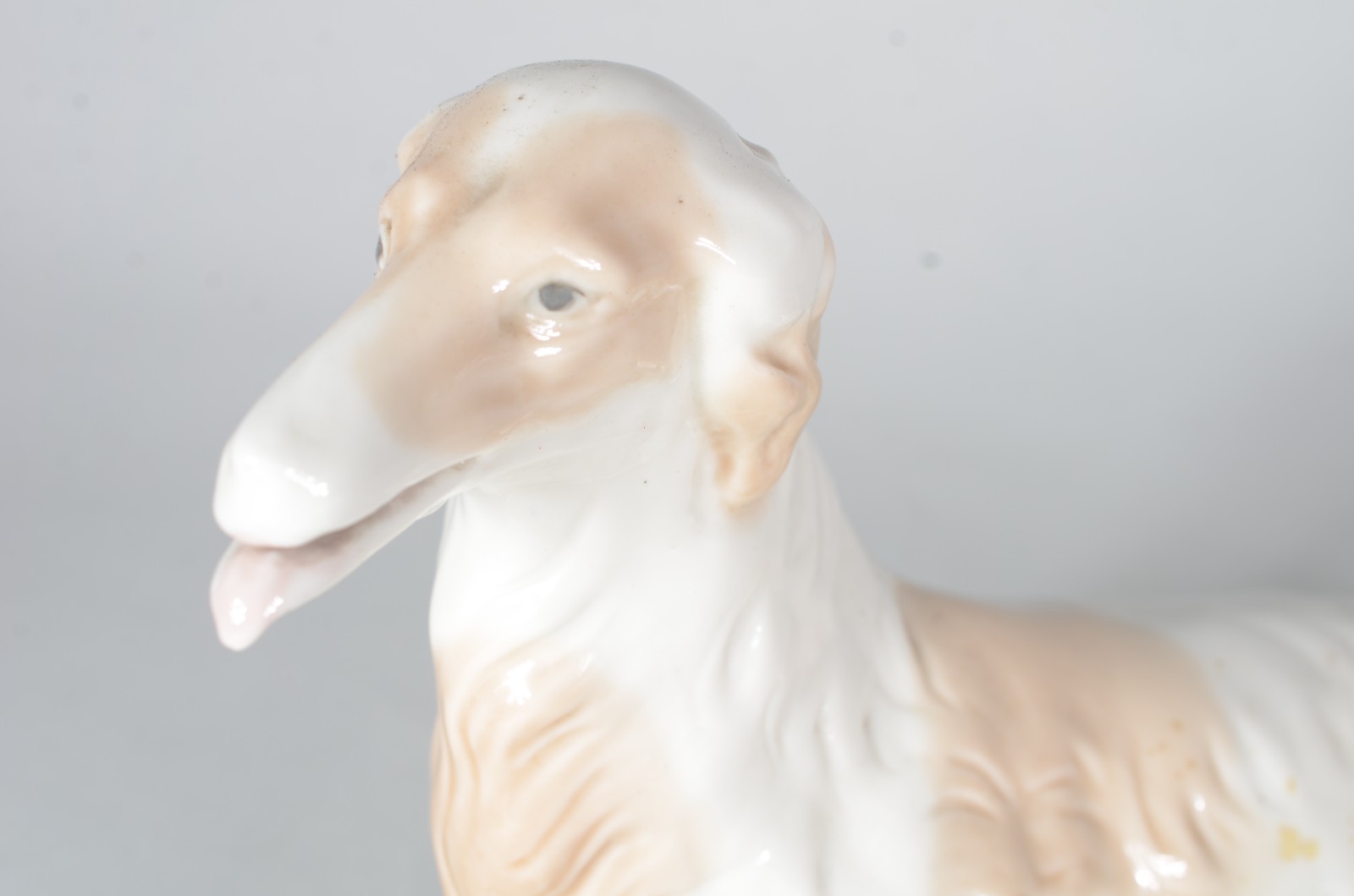 Estatueta de porcelana policromada representando cachorro. - foto 2 de 6