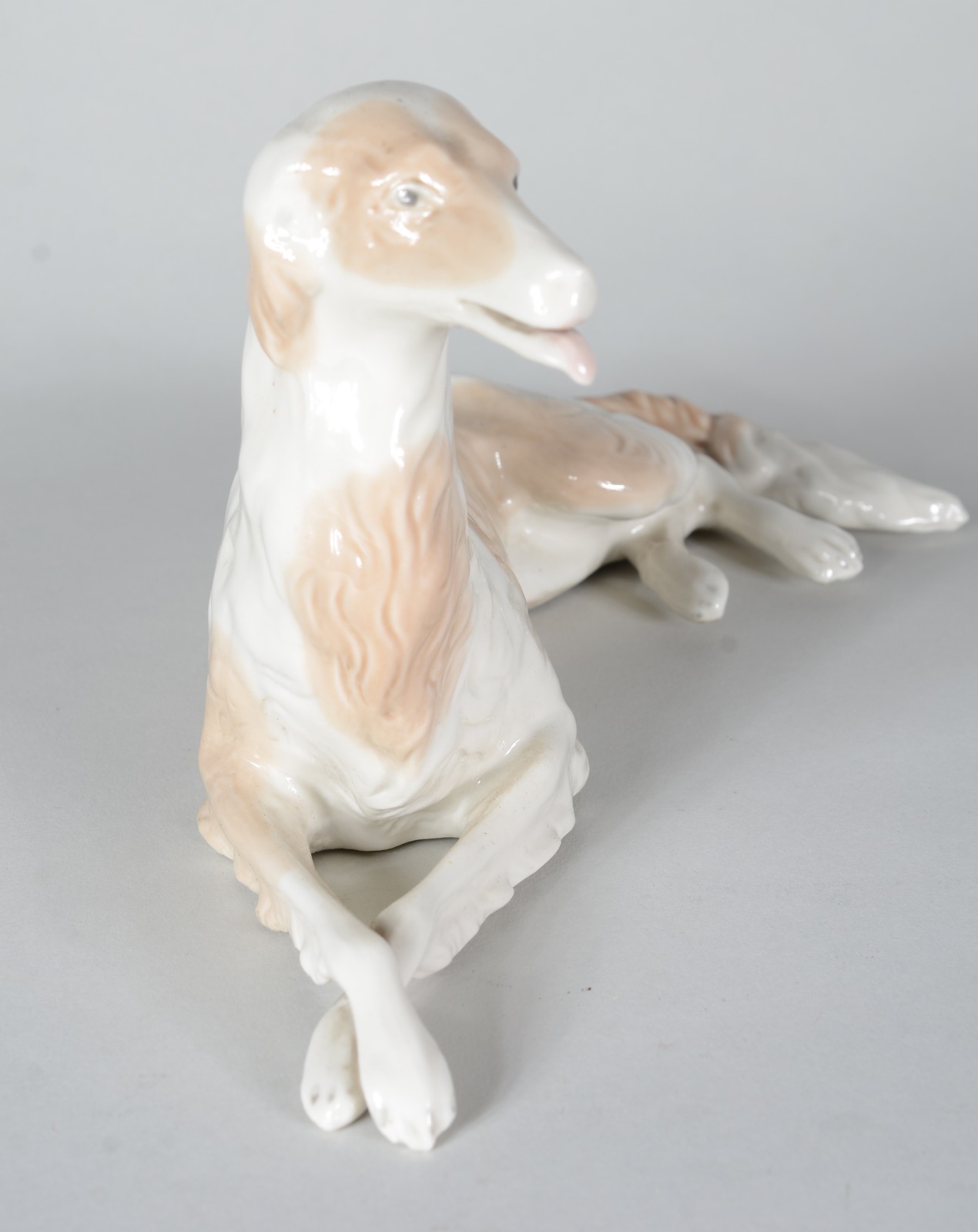 Estatueta de porcelana policromada representando cachorro. - foto 3 de 6