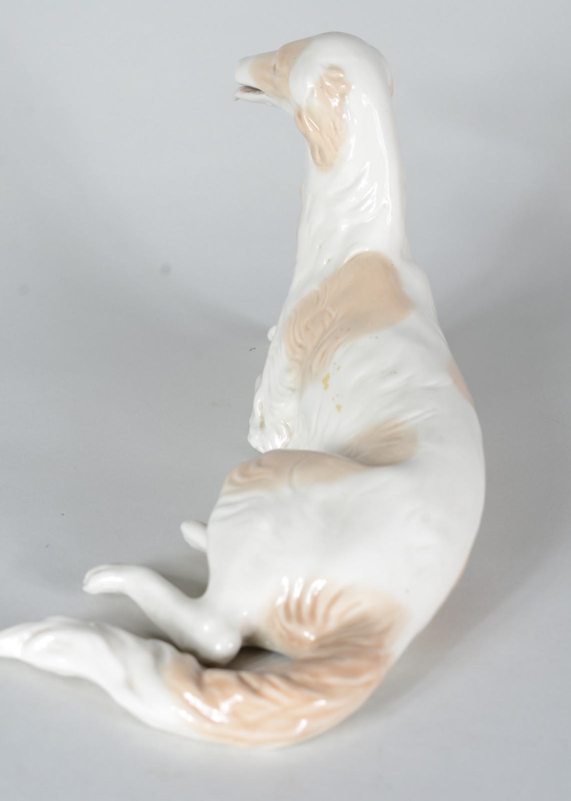 Estatueta de porcelana policromada representando cachorro. - foto 4 de 6