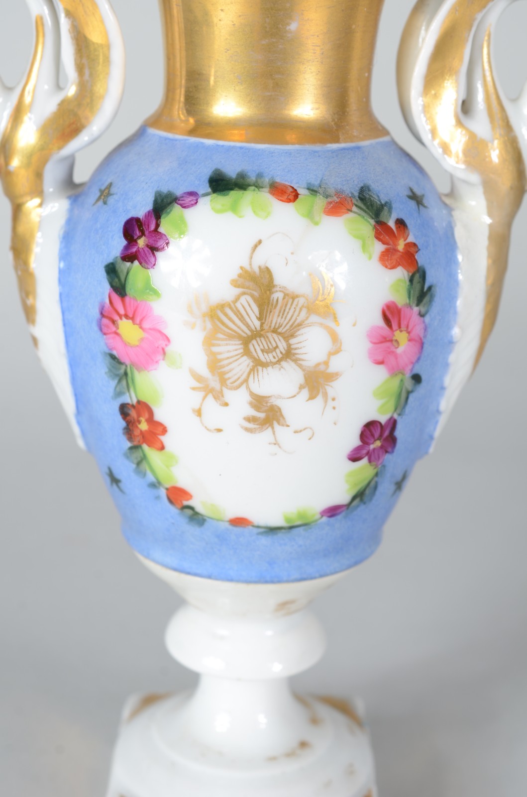 Ânfora de porcelana francesa, medalhão em reserva floral com... - foto 2 de 8