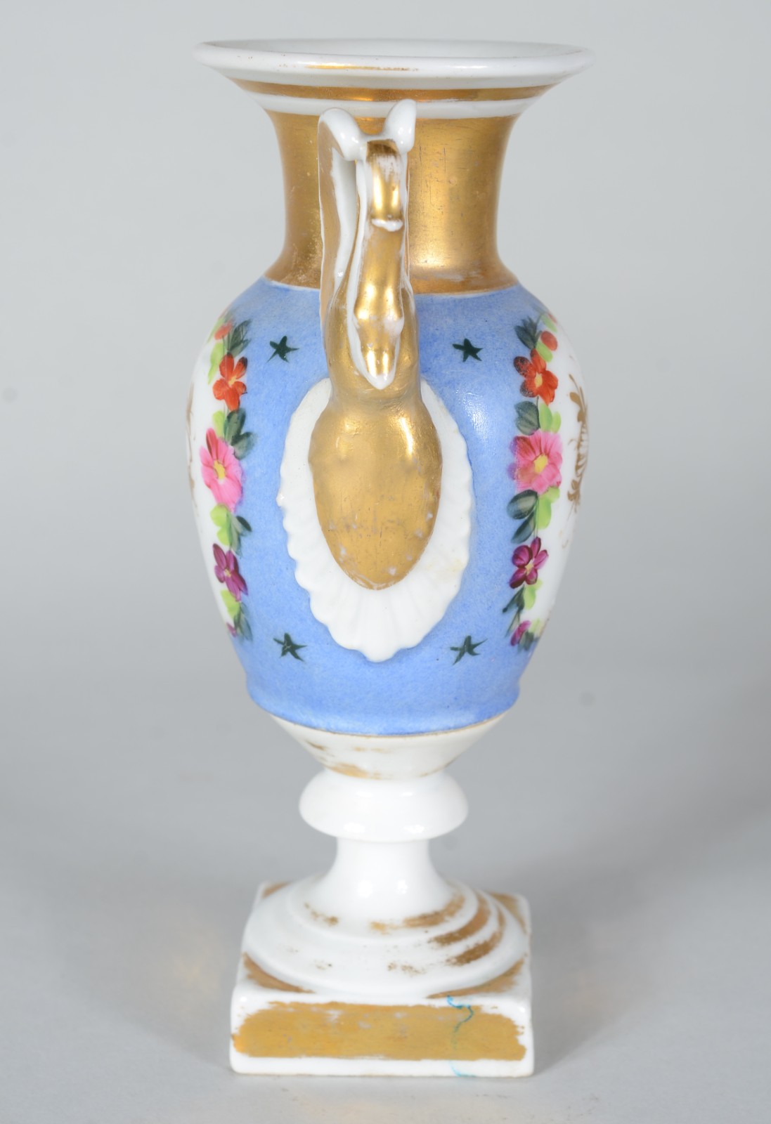 Ânfora de porcelana francesa, medalhão em reserva floral com... - foto 3 de 8