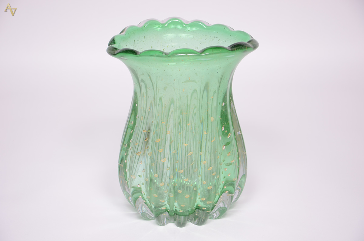 Vaso em gomos de murano verde com pó de ouro. Altura 33 cm.