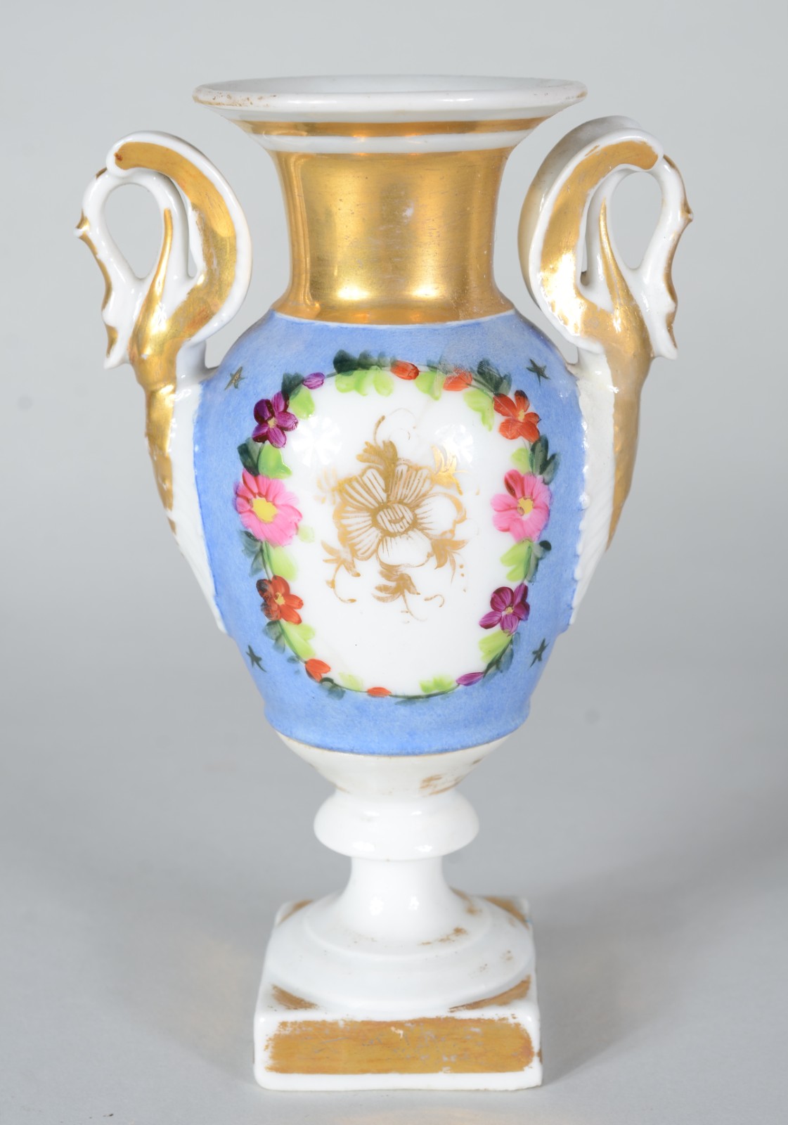 Ânfora de porcelana francesa, medalhão em reserva floral com... - foto 1 de 8