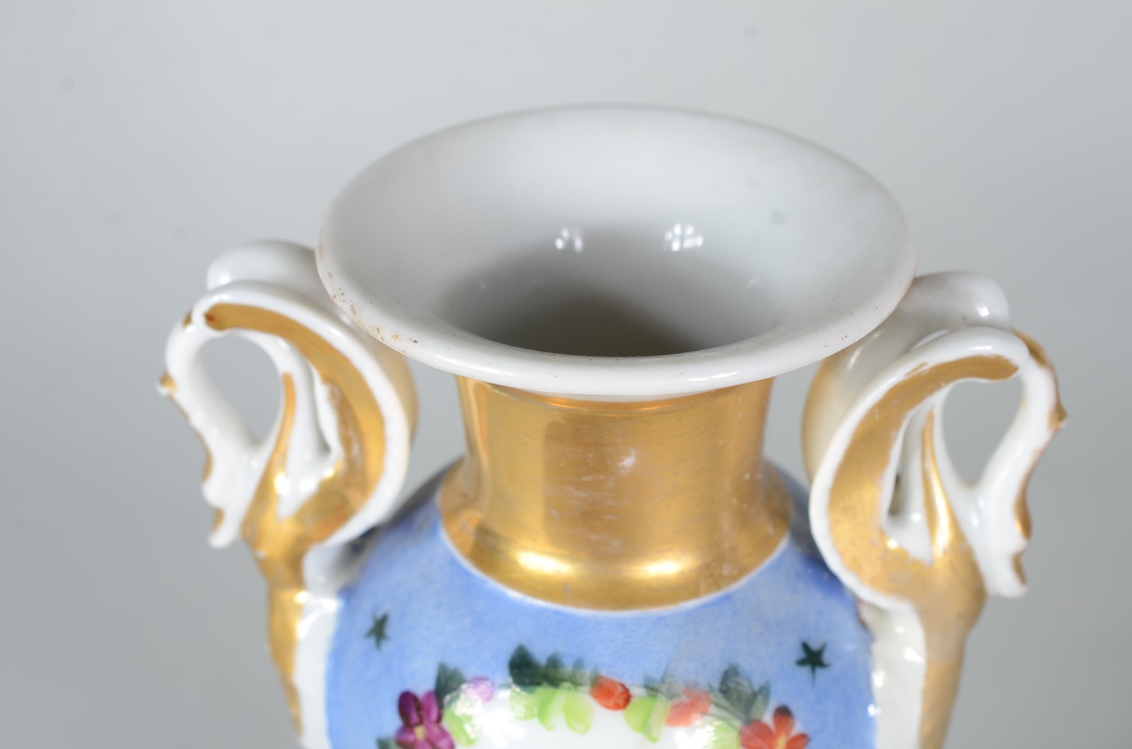 Ânfora de porcelana francesa, medalhão em reserva floral com... - foto 4 de 8