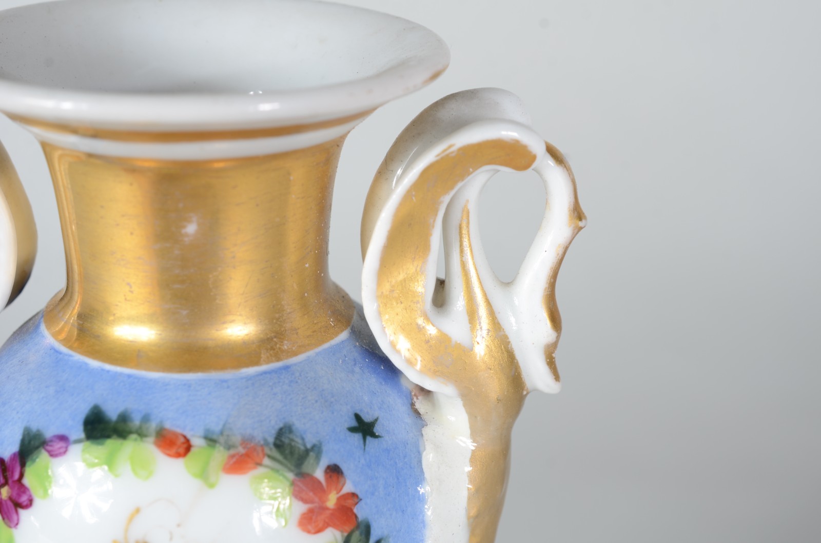 Ânfora de porcelana francesa, medalhão em reserva floral com... - foto 5 de 8