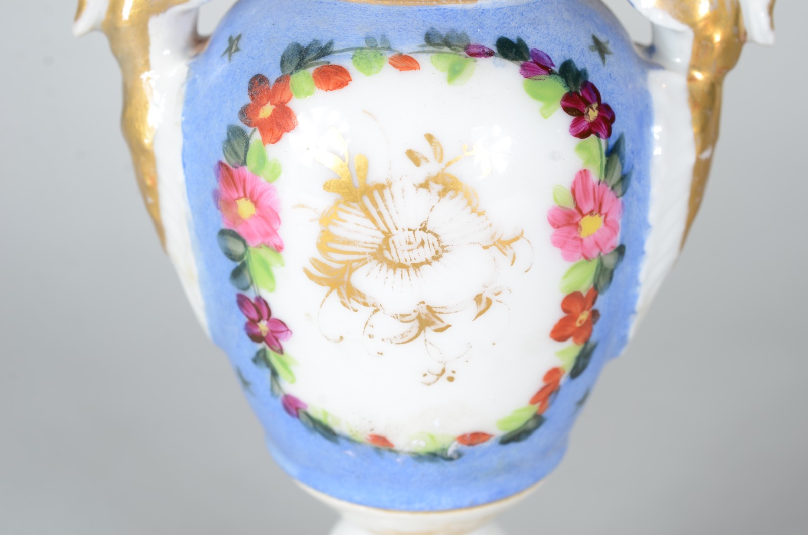 Ânfora de porcelana francesa, medalhão em reserva floral com... - foto 6 de 8