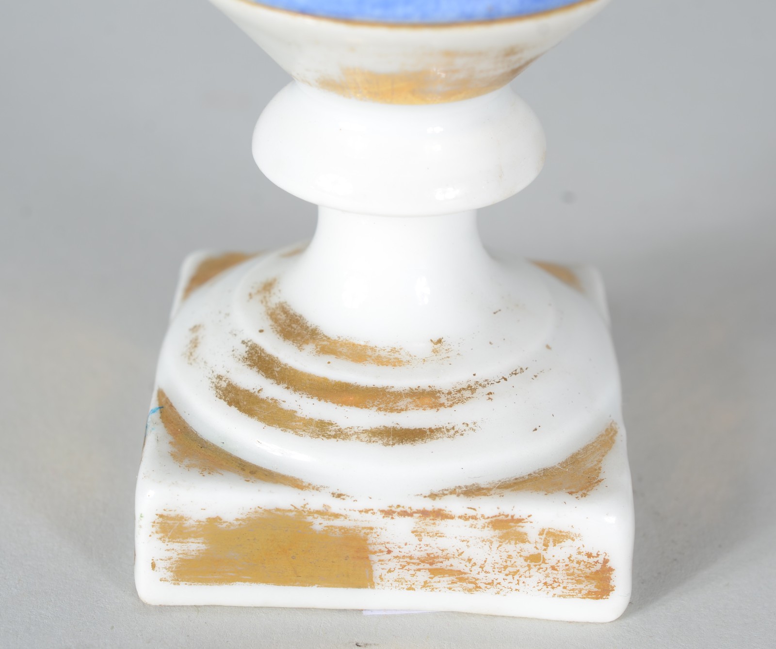 Ânfora de porcelana francesa, medalhão em reserva floral com... - foto 7 de 8