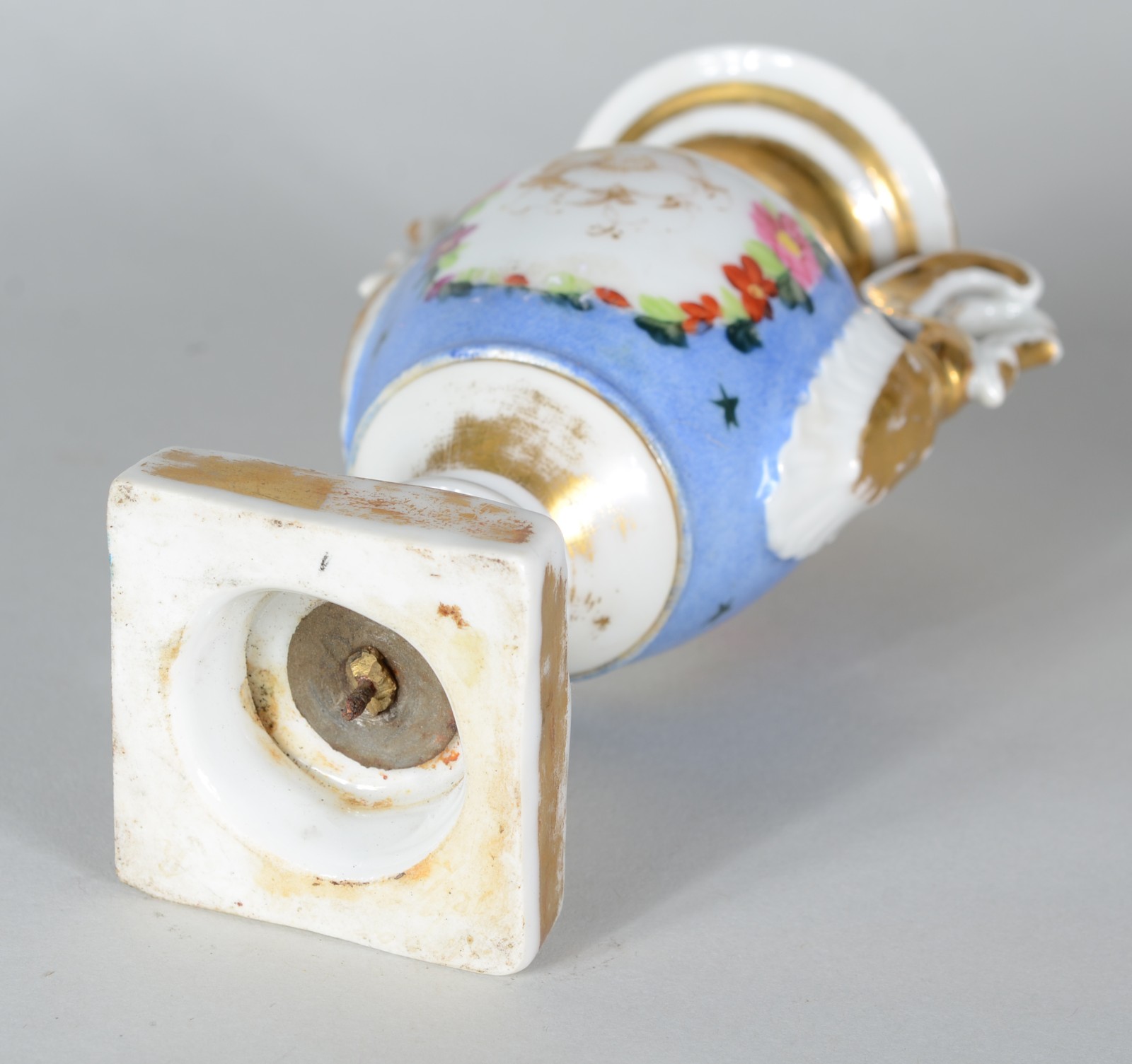 Ânfora de porcelana francesa, medalhão em reserva floral com... - foto 8 de 8