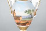 Ânfora de porcelana francesa decorada com paisa... - Ânfora de porcelana francesa decorada com paisagem em policromia, realces douradas.
