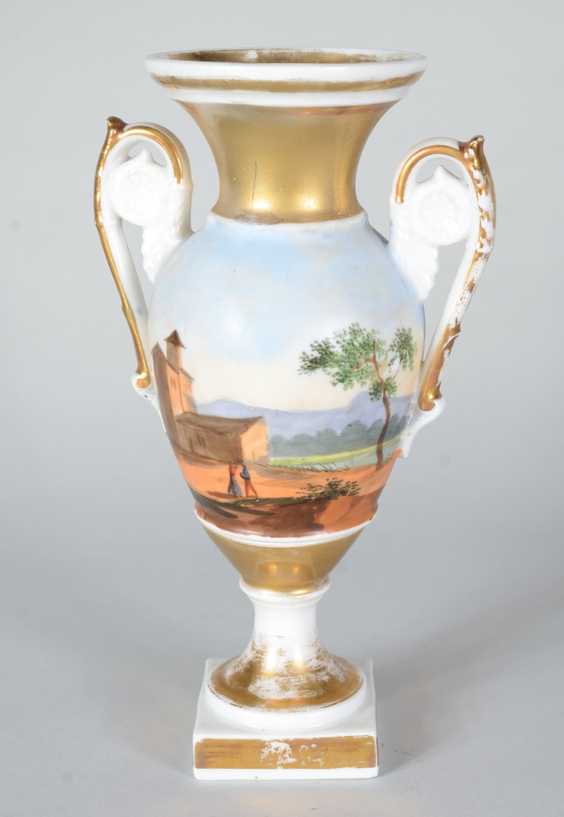 Ânfora de porcelana francesa decorada com paisagem em policromia... - foto 1 de 7