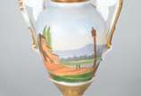 Ânfora de porcelana francesa decorada com paisa... - Ânfora de porcelana francesa decorada com paisagem em policromia, realces douradas.