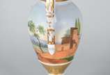 Ânfora de porcelana francesa decorada com paisa... - Ânfora de porcelana francesa decorada com paisagem em policromia, realces douradas.