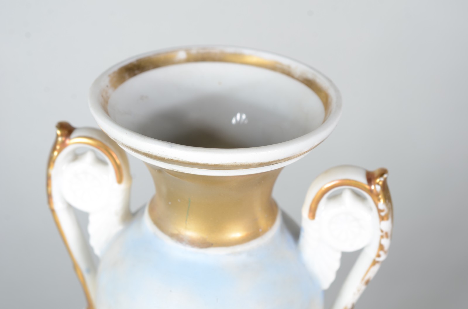 Ânfora de porcelana francesa decorada com paisagem em policromia... - foto 4 de 7