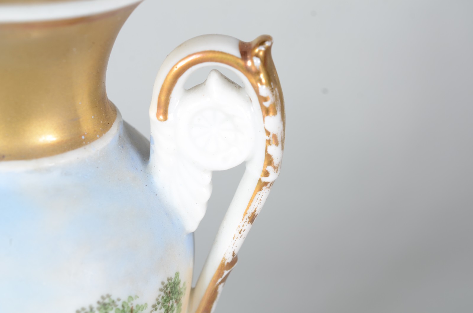 Ânfora de porcelana francesa decorada com paisagem em policromia... - foto 5 de 7