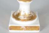 Ânfora de porcelana francesa decorada com paisa... - Ânfora de porcelana francesa decorada com paisagem em policromia, realces douradas.
