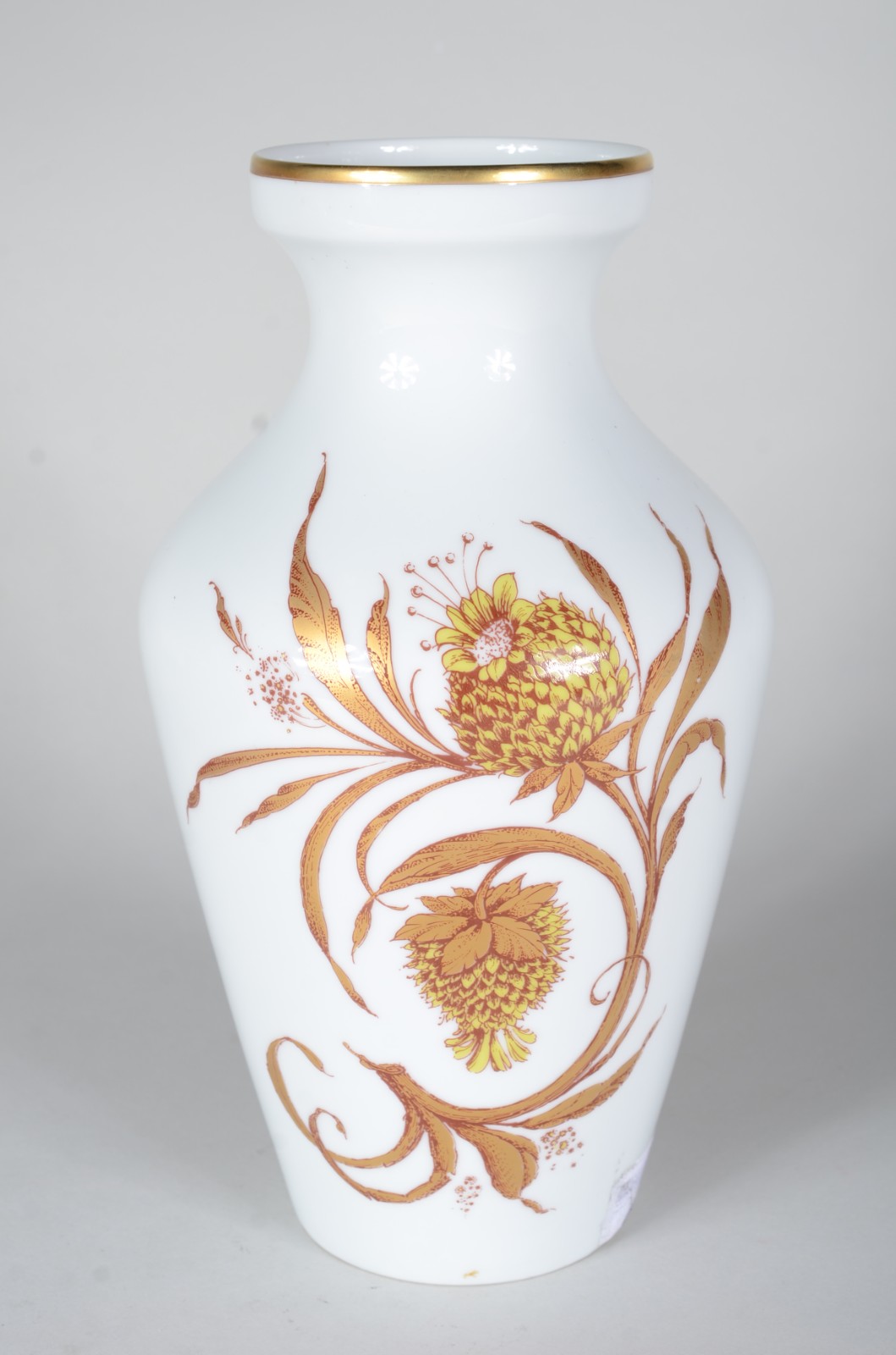 Vaso de porcelana alemã Bavaria, fundo branco com flores em... - foto 1 de 5