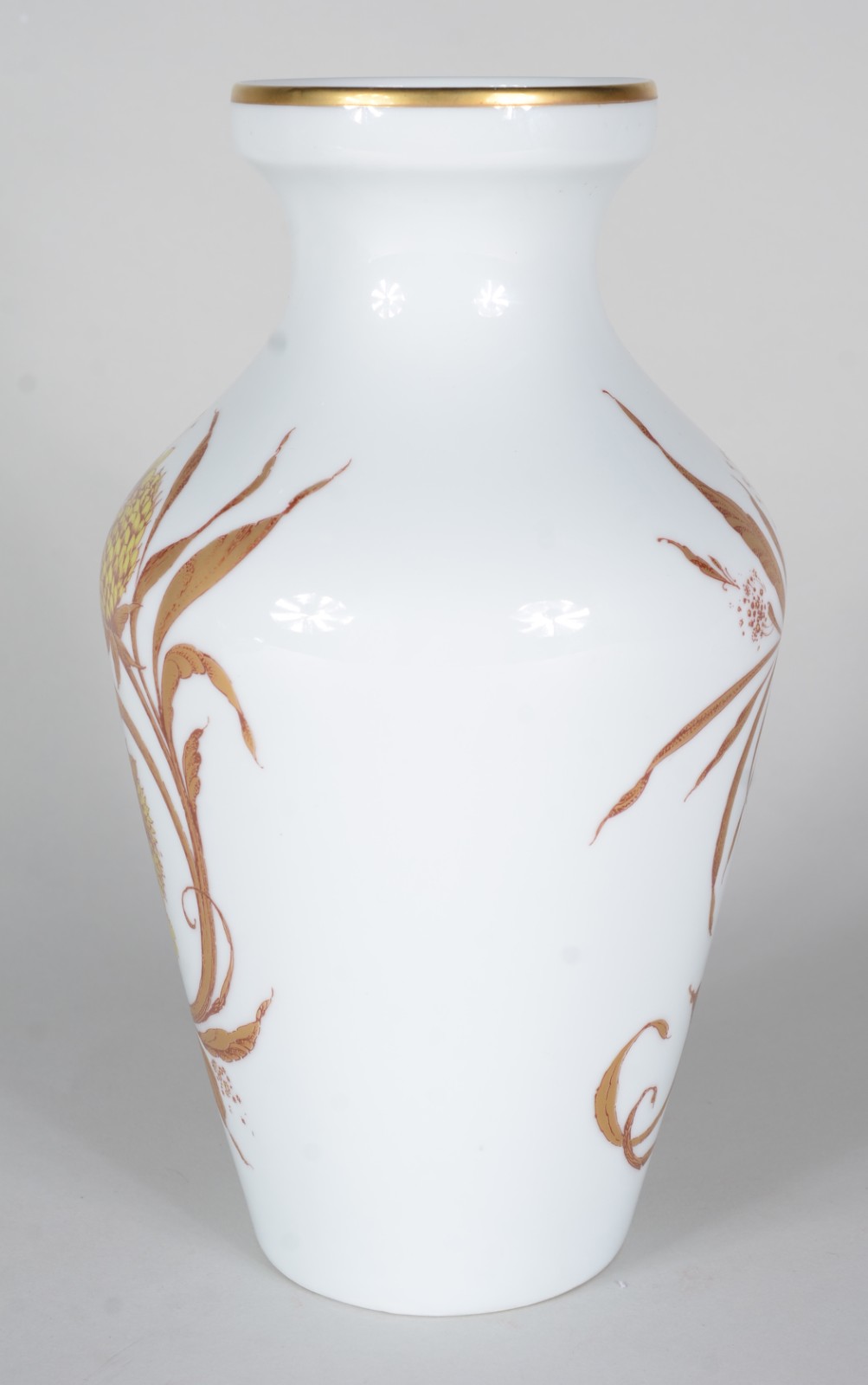 Vaso de porcelana alemã Bavaria, fundo branco com flores em... - foto 2 de 5