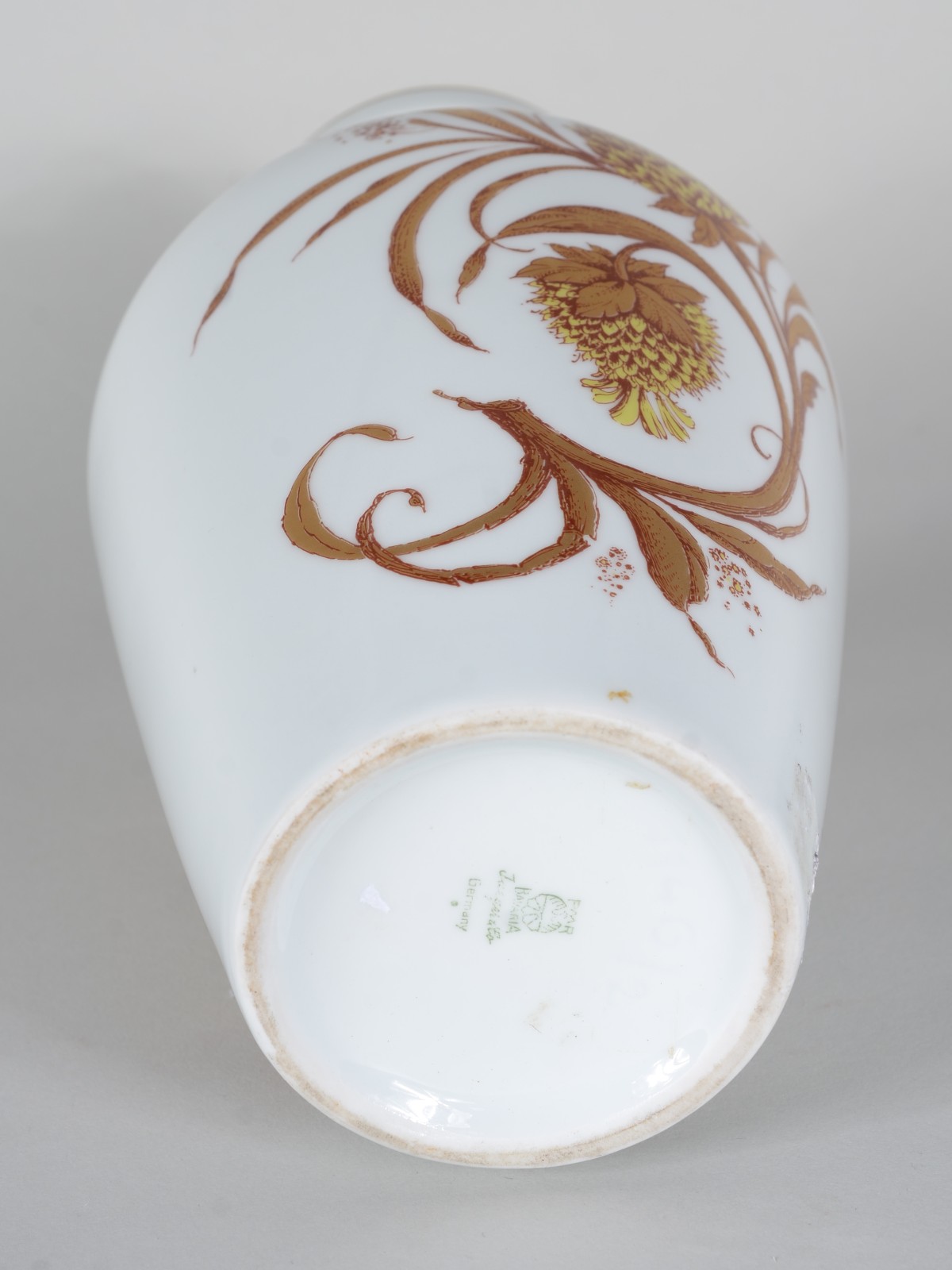 Vaso de porcelana alemã Bavaria, fundo branco com flores em... - foto 3 de 5