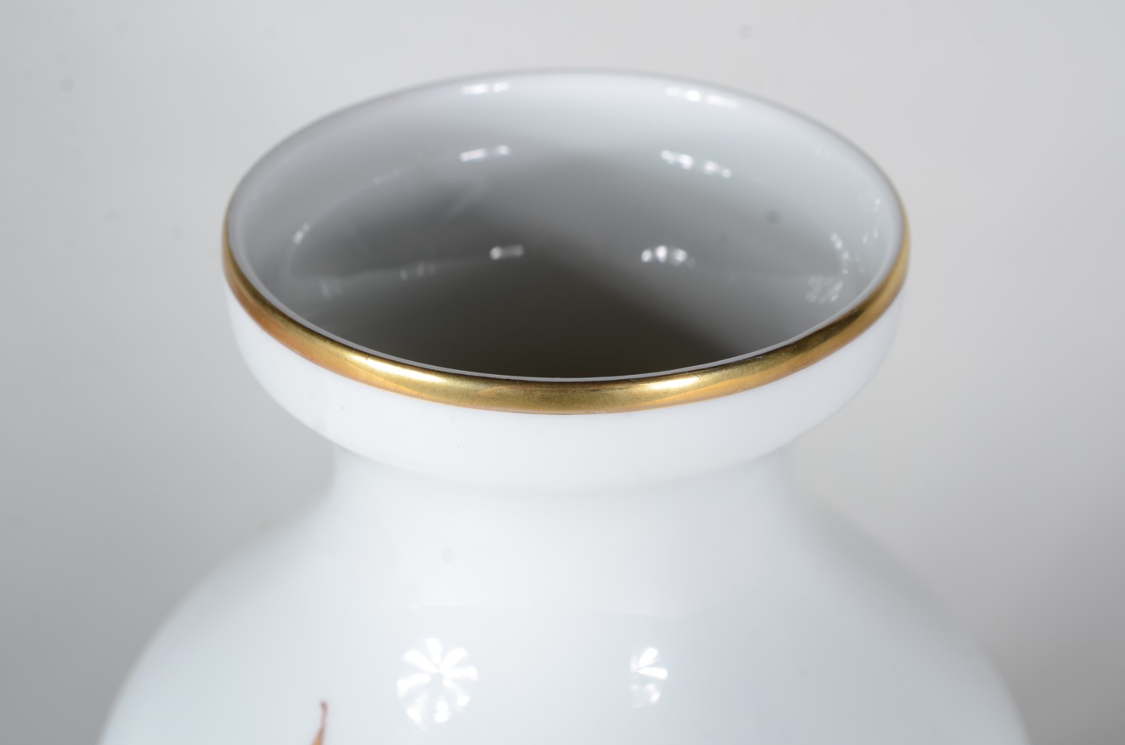 Vaso de porcelana alemã Bavaria, fundo branco com flores em... - foto 4 de 5