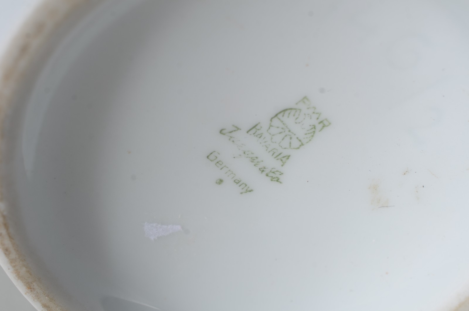 Vaso de porcelana alemã Bavaria, fundo branco com flores em... - foto 5 de 5