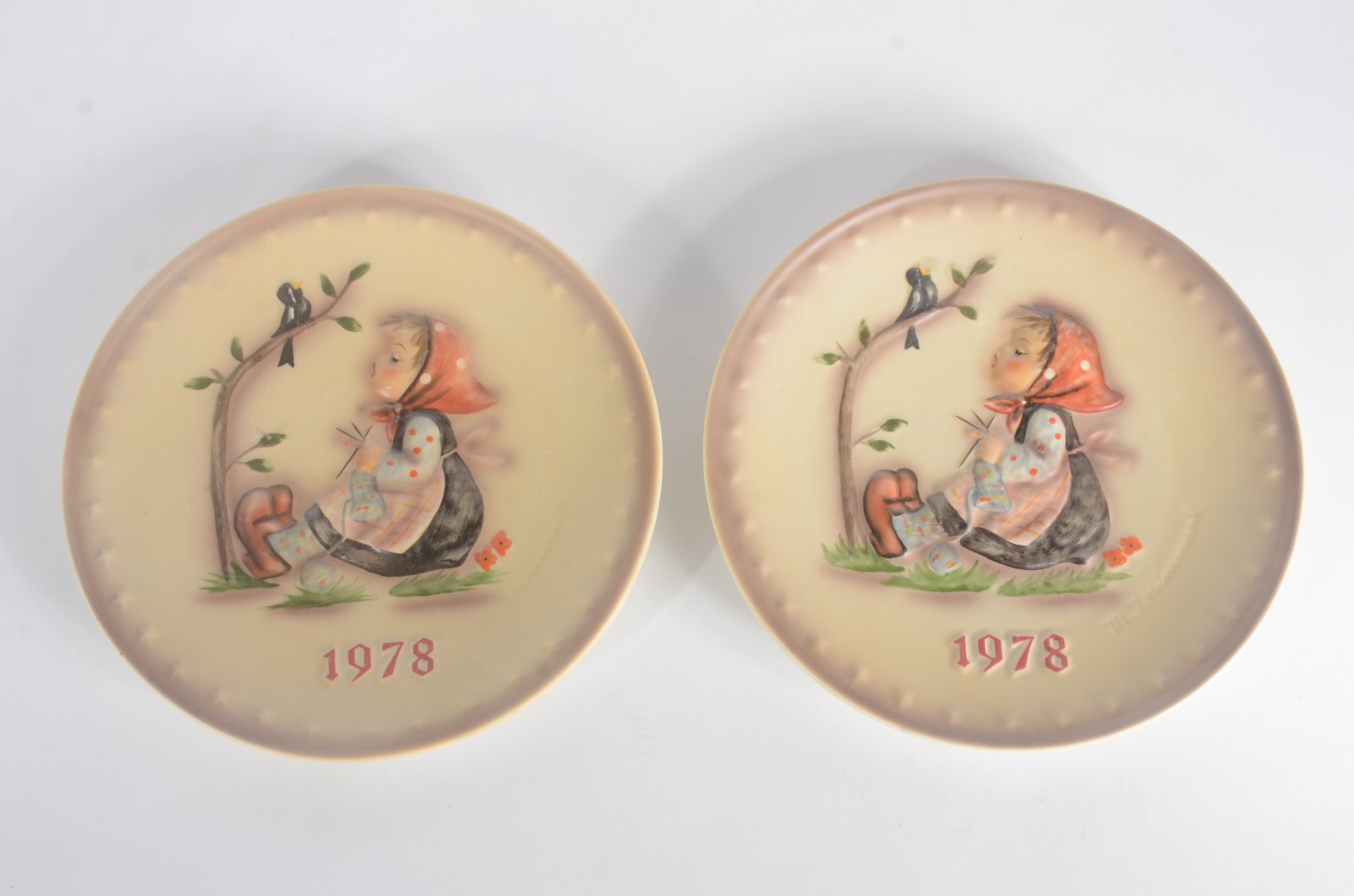 Par de pratos de porcelana alemã Goebel feitos pelo artista... - foto 2 de 7