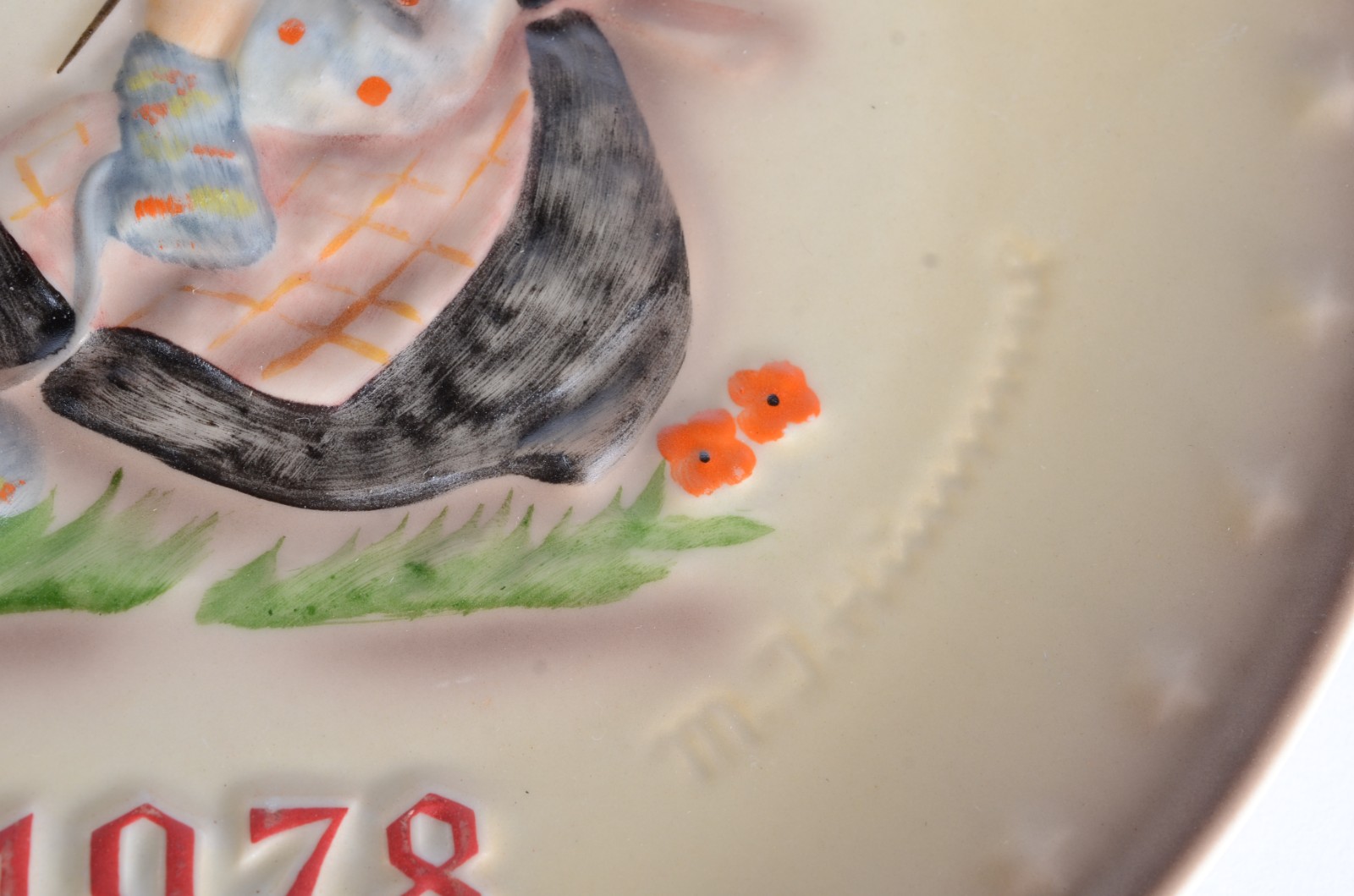 Par de pratos de porcelana alemã Goebel feitos pelo artista... - foto 4 de 7