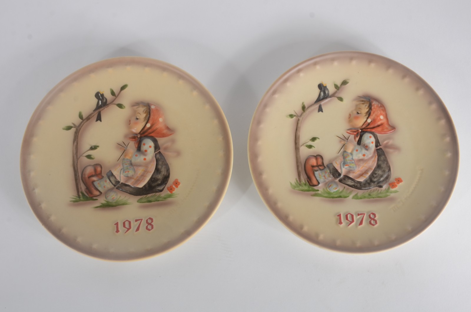 Par de pratos de porcelana alemã Goebel feitos pelo artista... - foto 1 de 7