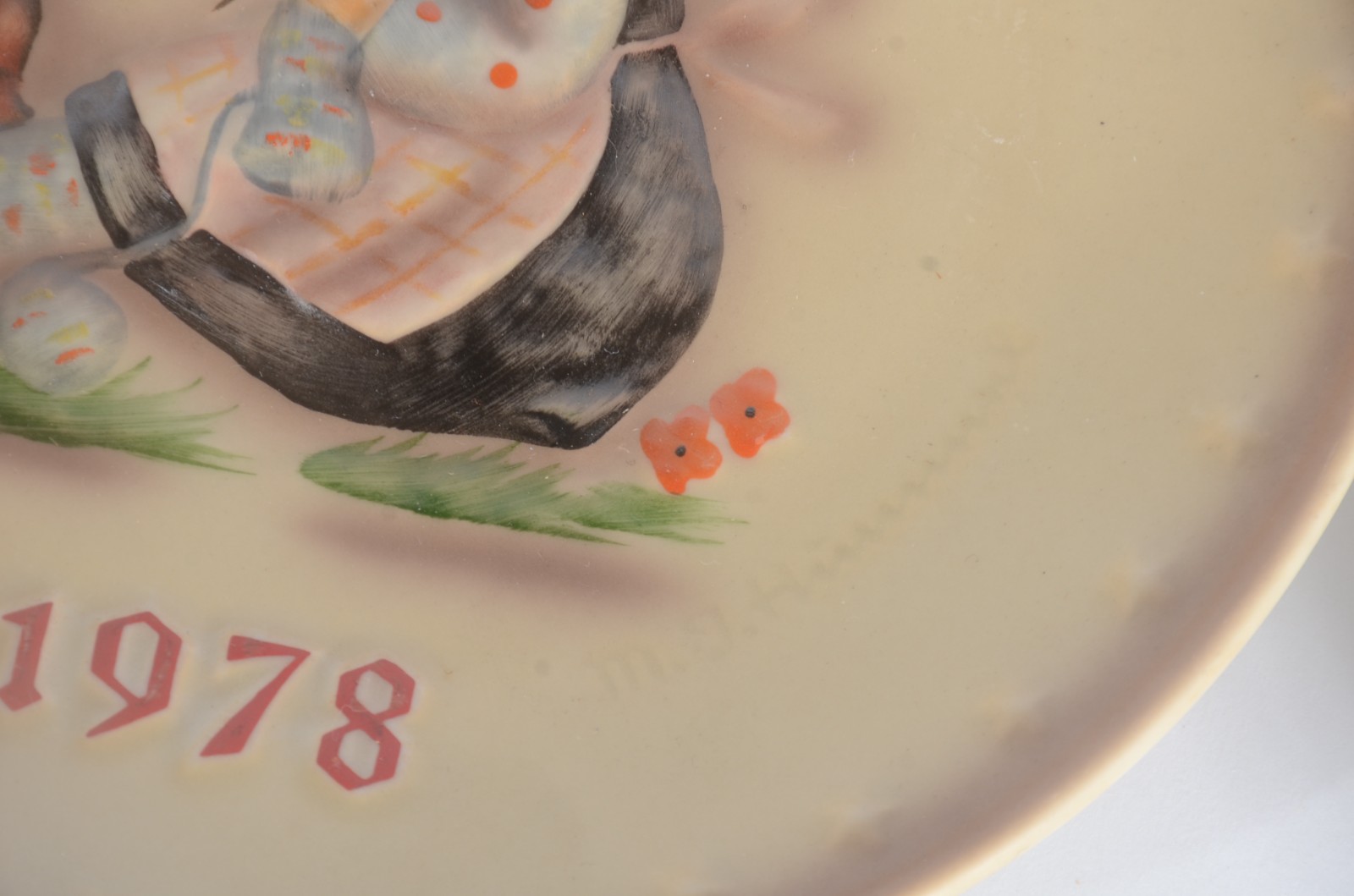 Par de pratos de porcelana alemã Goebel feitos pelo artista... - foto 5 de 7