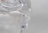 Baccarat (1764),  - Vaso quadrado de cristal francês Baccarat , assinado. Lascados nas bordas inferiores.