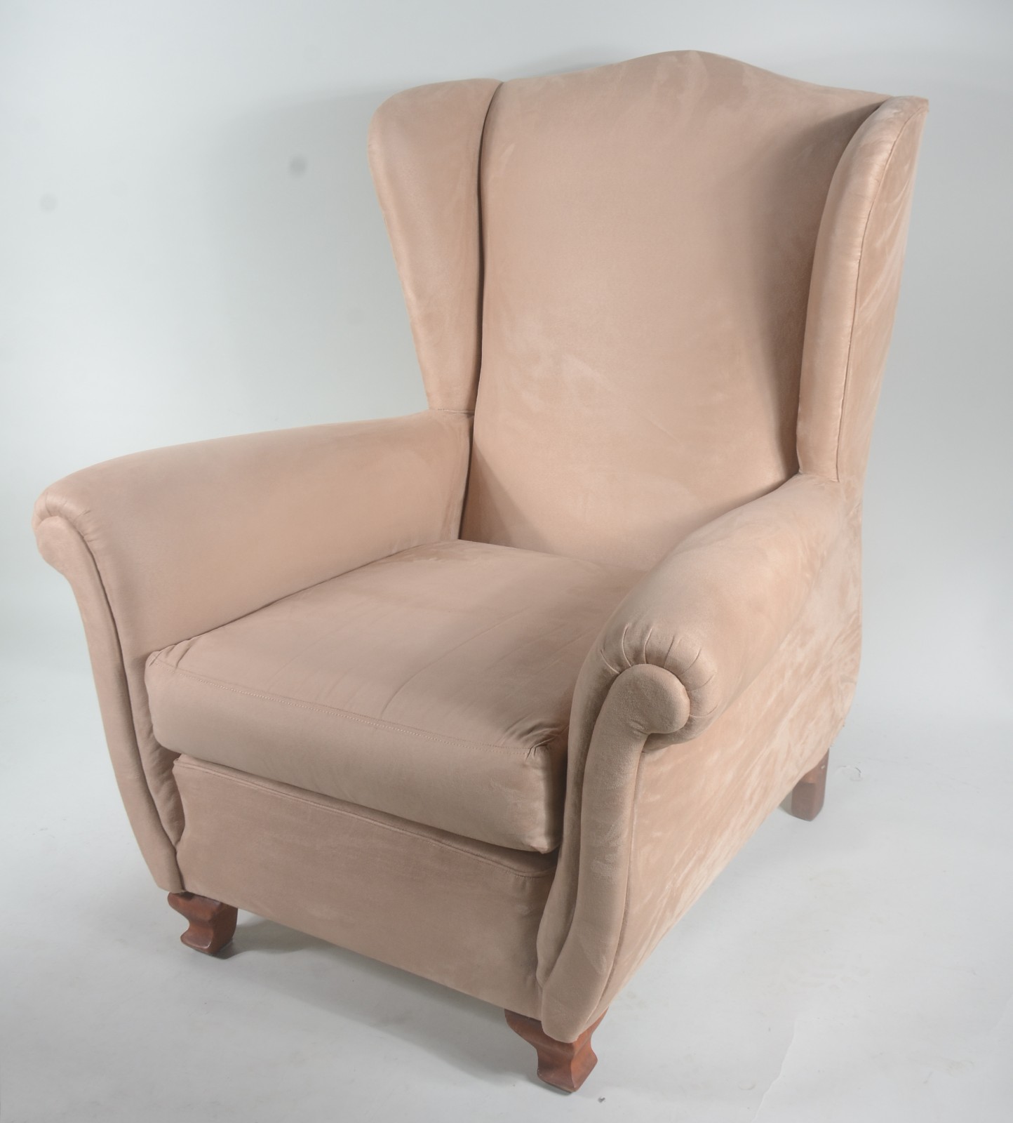 Bergere com estrutura de madeira, estofada e forrada em tecido bege. - foto 1 de 7