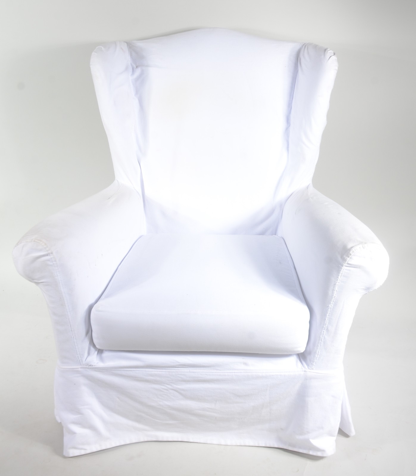 Bergere com estrutura de madeira, estofada e forrada em tecido bege. - foto 4 de 7