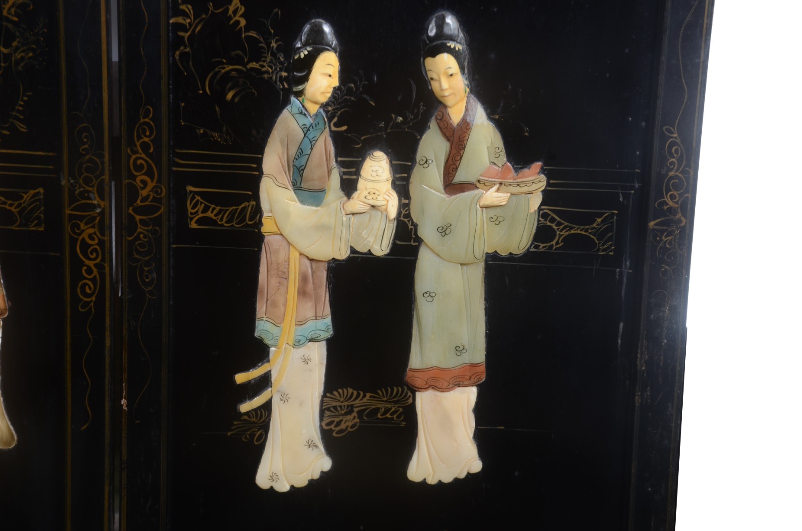 Par de placas orientais de lacca preta com figuras de gueixas em... - foto 2 de 8